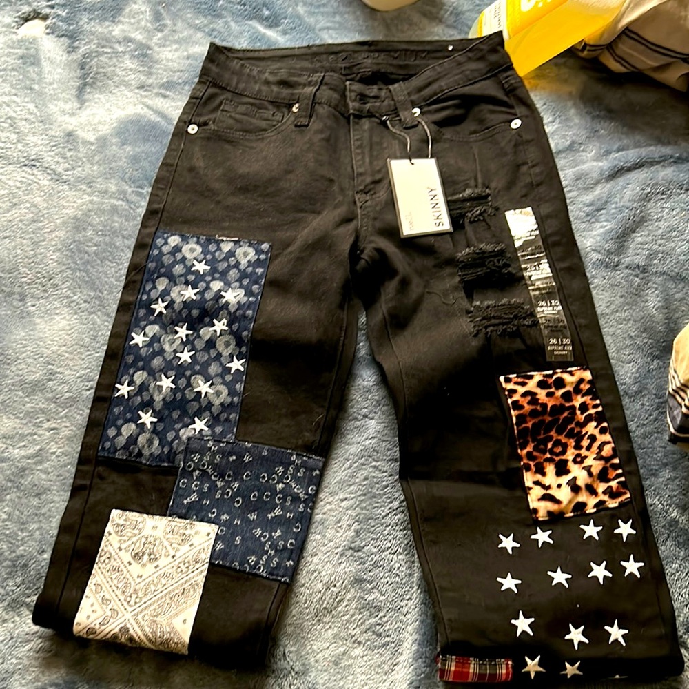 Men’s skinny jeans. Size 26/30. Color- Black w/ patterns. From rue21